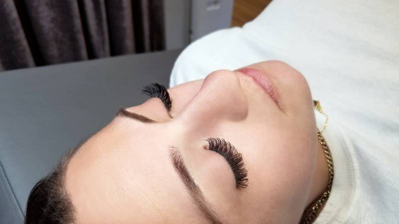 Eyelash Extensions Give Ladies a Glamour Feeling