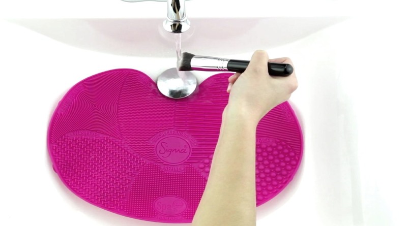 makeup brushes scrubbing pad